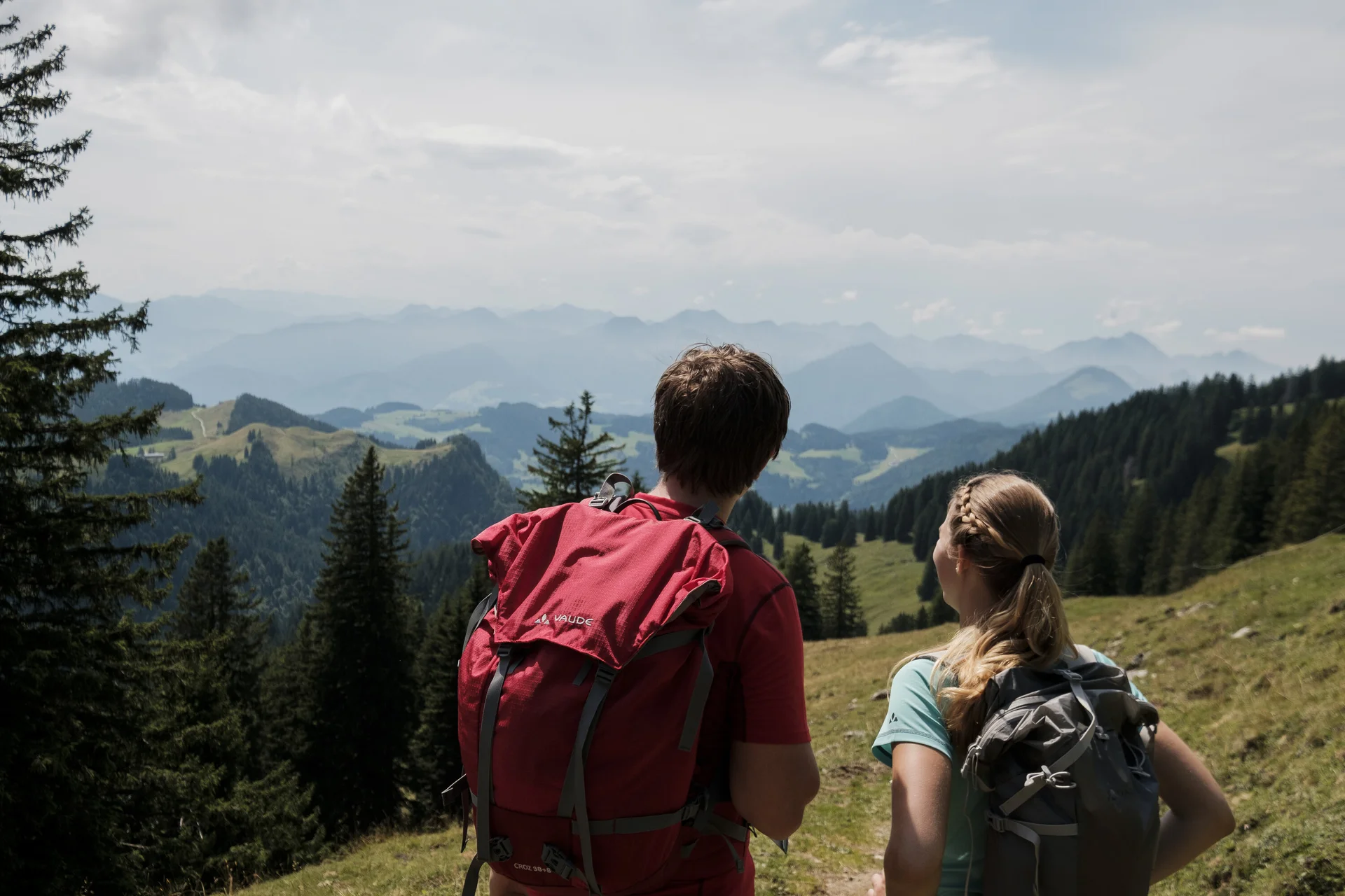 Wandern in den Chiemgauer Bergen | © DAV/Hans Herbig Ein Mann und eine Frau beim Wandern Wanderer in den Chiemgauer Alpen - sie genießen den Ausblick über mehrere Gipfel. | © DAV/Hans Herbig