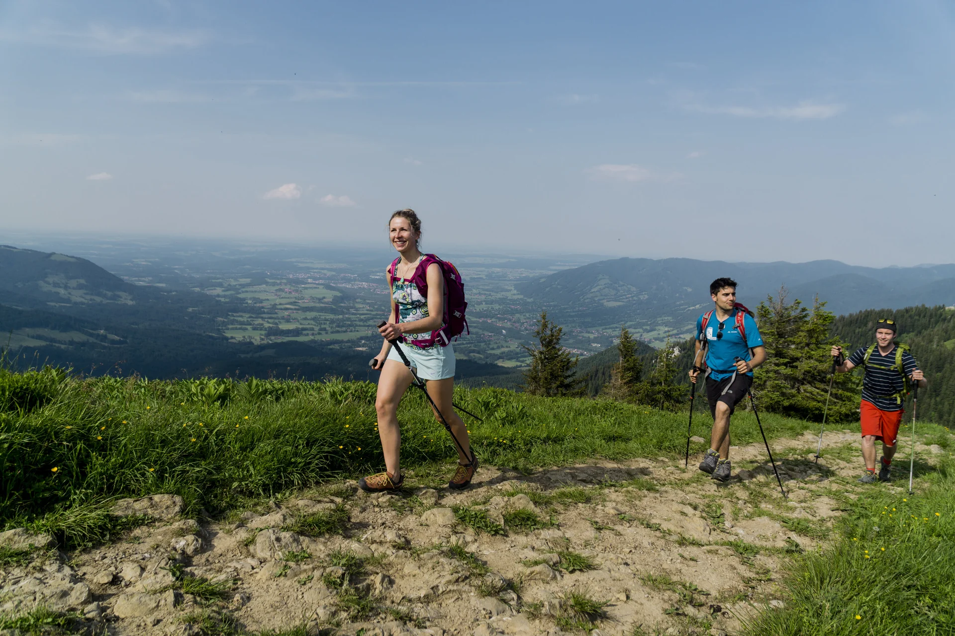 Wandern in den Chiemgauer Alpen | © DAV/Hans Herbig Drei Wanderer auf den grünen Berghängen der Chiemgauer Alpen | © DAV/Hans Herbig
